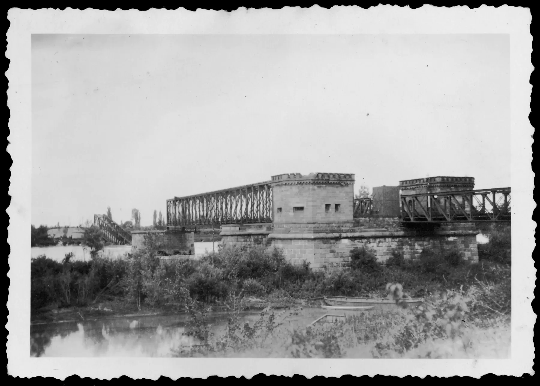 Ligne Maginot - PONT DE BATEAUX DE CHALAMPE - (DMP - Dispositif de Mine Permanent) - Le pont vu du coté allemand après que le dispositif de destruction ait été actionné