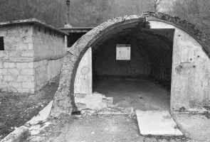 Ligne Maginot - SAINT ROCH - (Casernement) - Abri en tôle avant la reconstruction de son mur d'entrée. Au sol, au niveau de la porte, la dalle représentant un alpin.