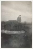 Ligne Maginot - LANGHEP SUD - (Casemate d'infanterie - Simple) - Photo de piètre qualité, prise en 1950 par l’adjudant chef Beaury, lui même. 
Son fils est présent sur le cliché 