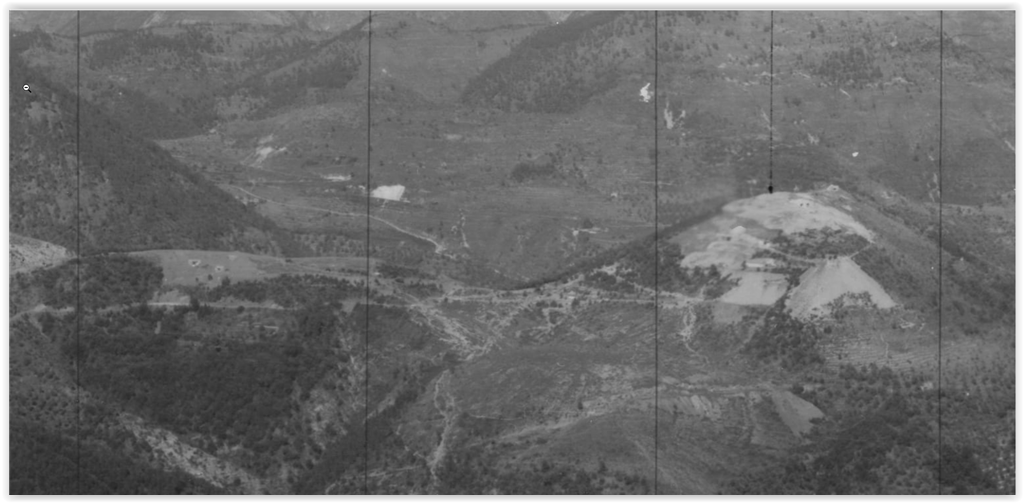 Ligne Maginot - CHAMP DE TIR D'AGAISEN (CT) - E04 - (Abri actif) - Extrait du panoramique de l'observatoire du Petit Ventabren.
A gauche les deux entrées B1 et B2 et le bloc B3. A droite l' Agaisen